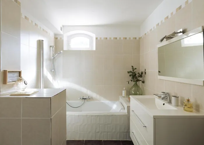 Domaine L'oiseau Bleu, 800 M From The In * 圣马克西姆