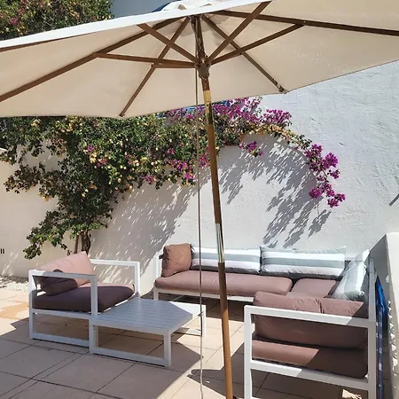 Villa Domaine L'oiseau Bleu, 800 M From The In *