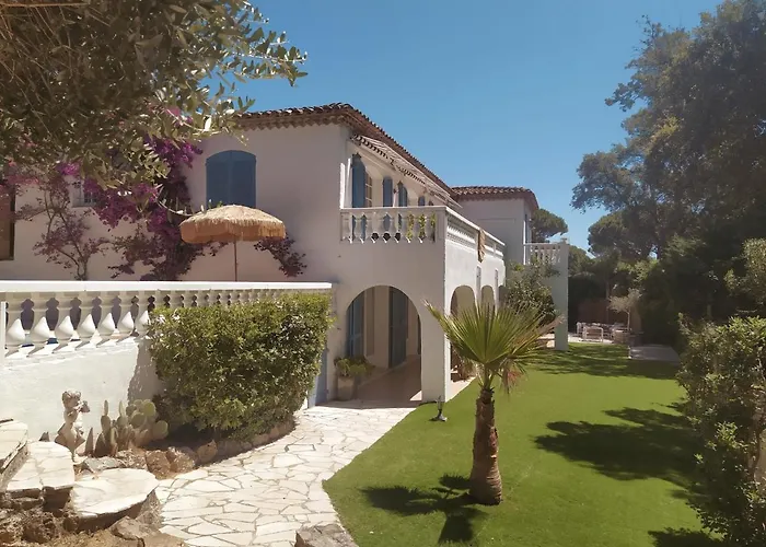 Luxury Family Villa With Large Pool, Garden & Outdoor Dining Near Beach, Domaine L'Oiseau Bleu In Sainte-Maxime Villa Sainte-Maxime