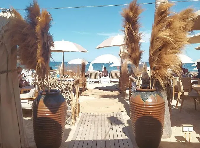 Luxury Family Villa With Large Pool, Garden & Outdoor Dining Near Beach, Domaine L'Oiseau Bleu In Sainte-Maxime Вилла